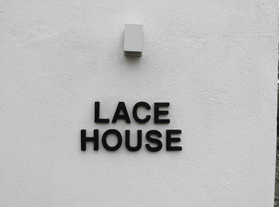 Lace House - Photo 3