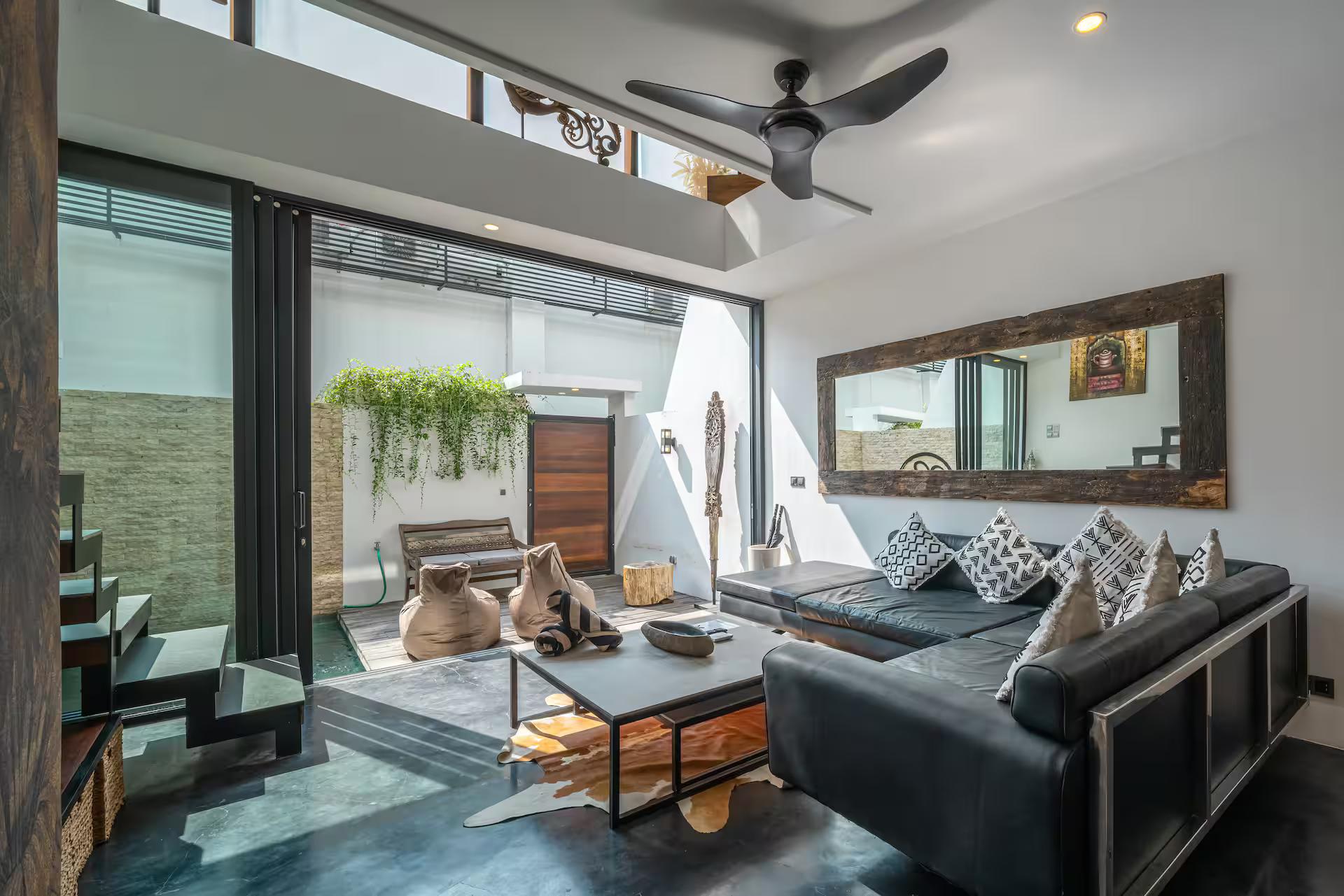 Folding glass opening the living room onto the pool deck at Loft Ludo 3