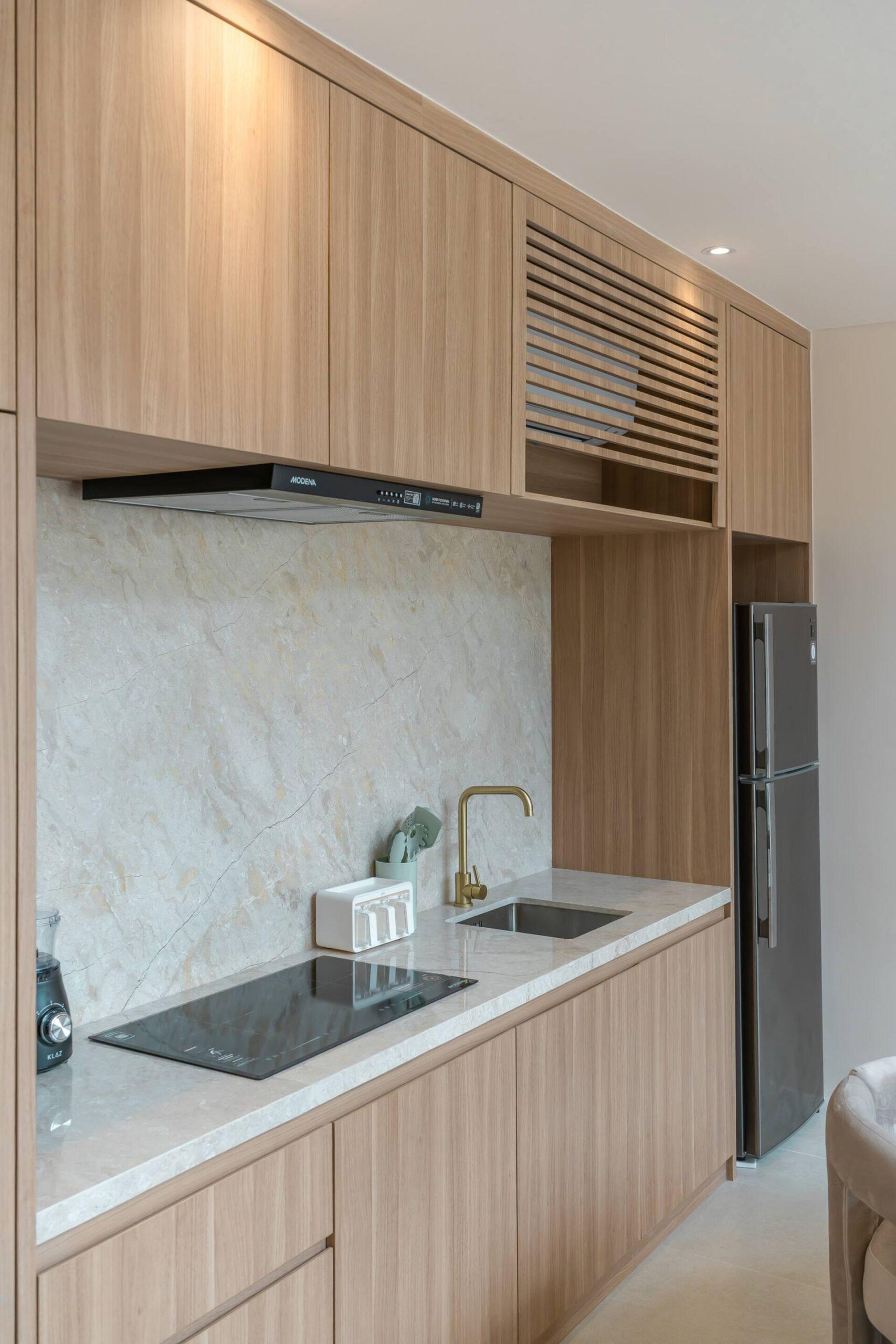 Marble splashback, induction hob and integrated timber joinery in the Enso 4 kitchen