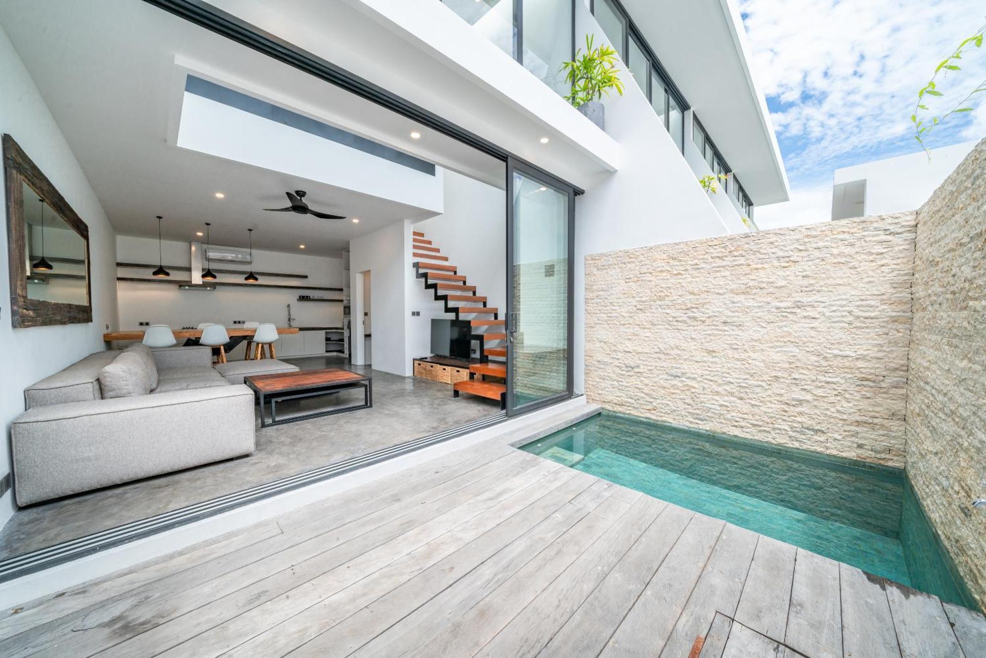 The plunge pool at Loft Carolyn 2, set into a timber deck against a stone-clad wall