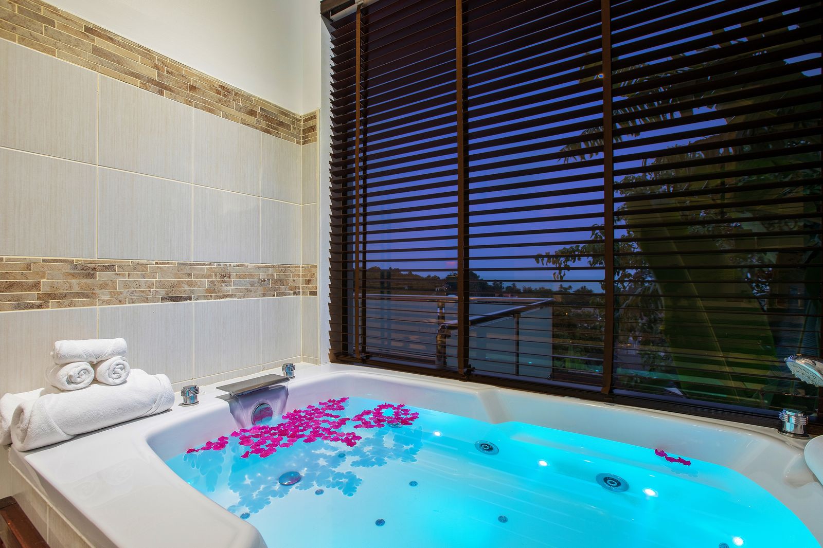 Sunny Banks - Image 19