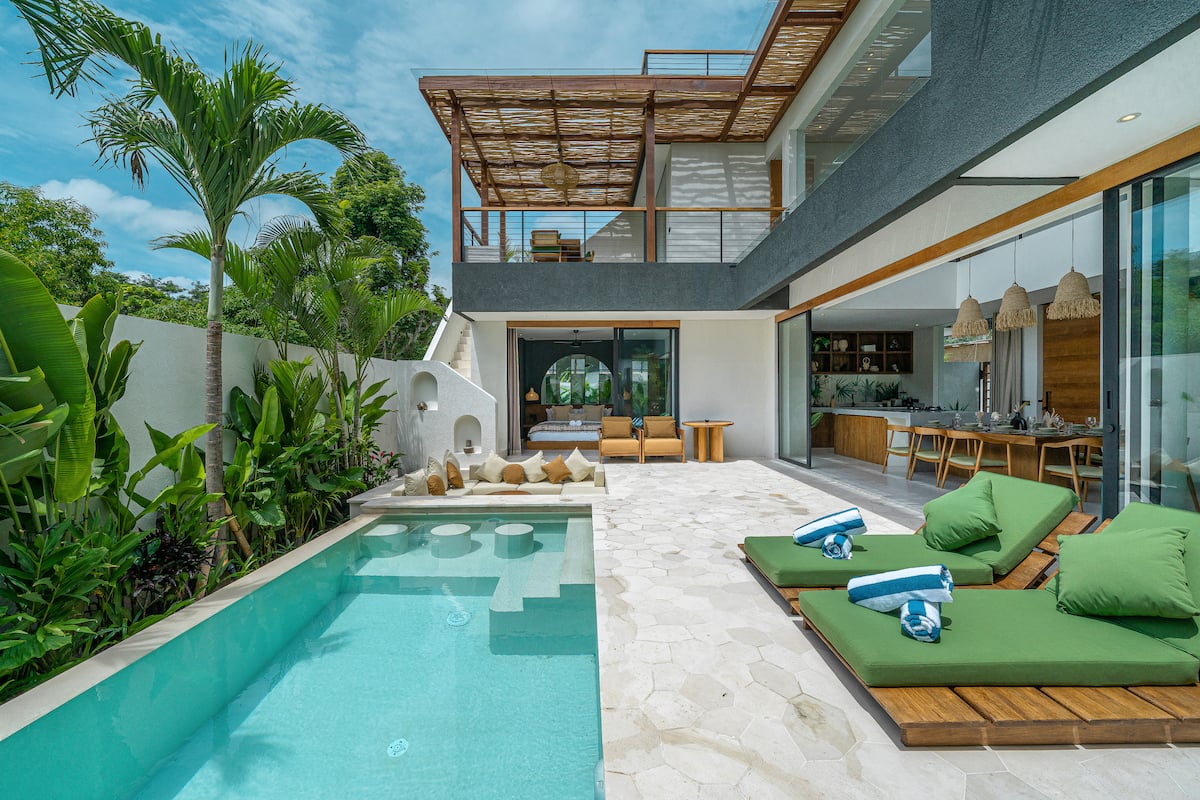 Villa Kusa - exterior and pool